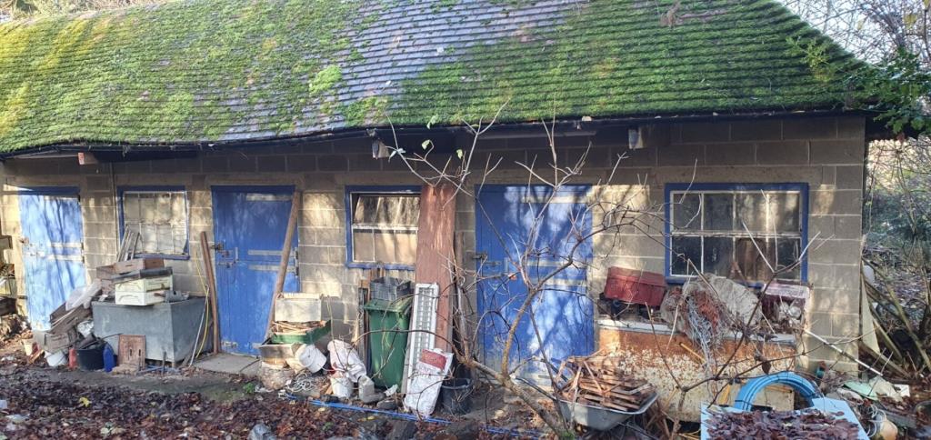 Lot: 44477 - LAND WITH STABLES AND DERELICT BARN - Stables